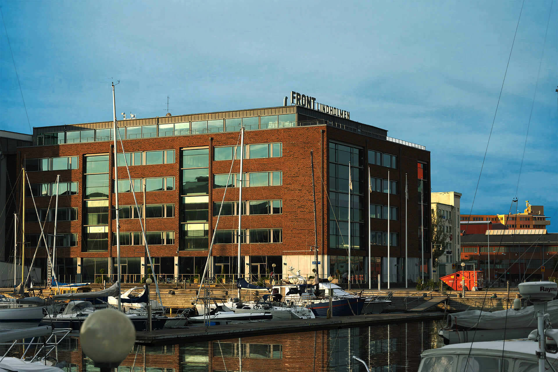 Modert kontorshotell med utsikt över vattnet vid Lindholmen - Seaside Office Hotels